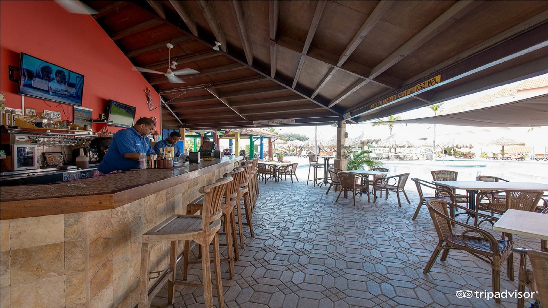 Paradise Beach Villas restaurant and bar