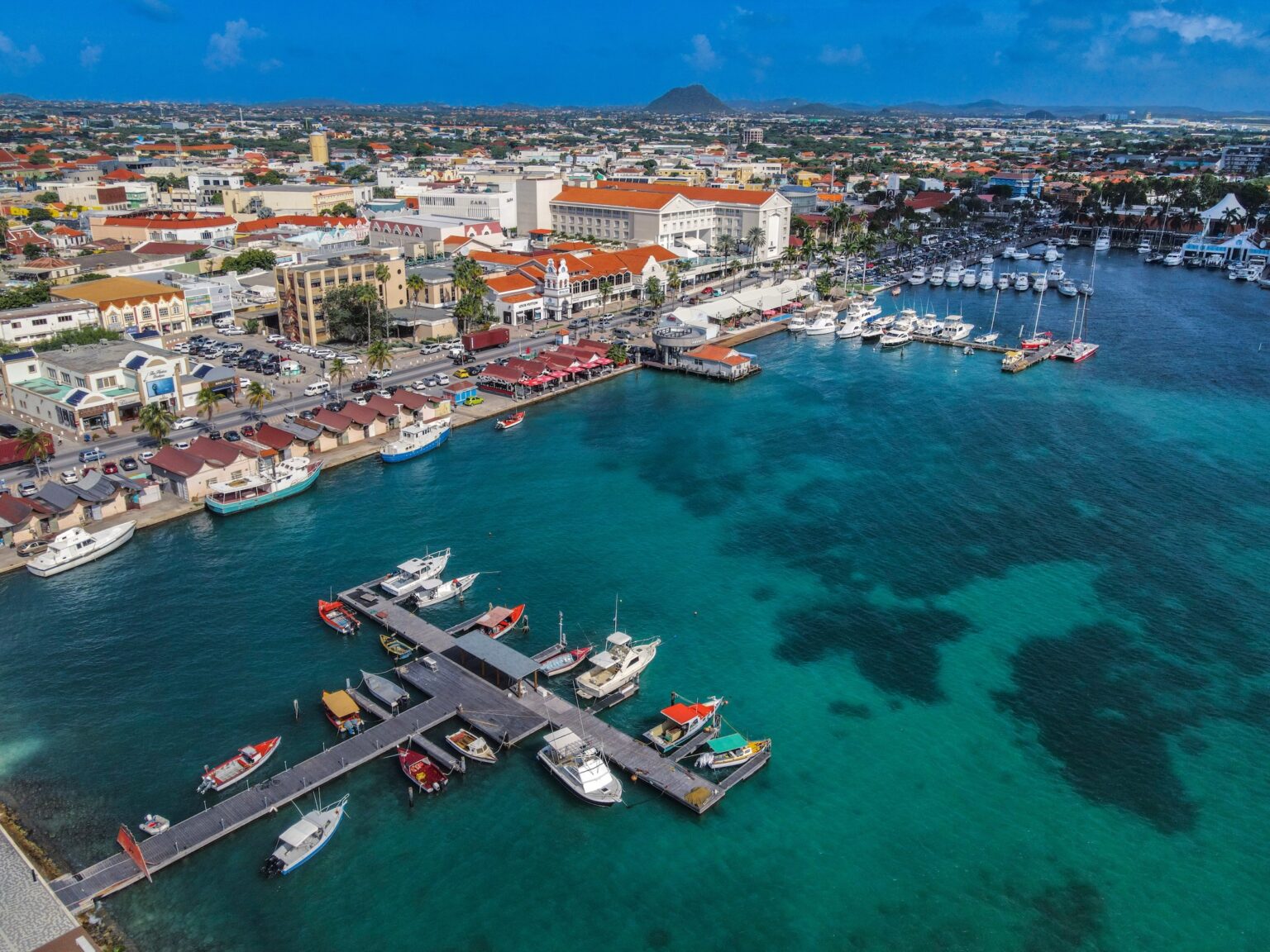 Andy Clar shares her joyful Aruba journey on “Me Prometo Ser Feliz” podcast