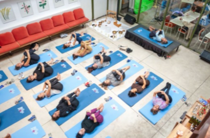 Wellness ambassador María Pucci leads a yoga session during Aruba Tourism’s event in Buenos Aires