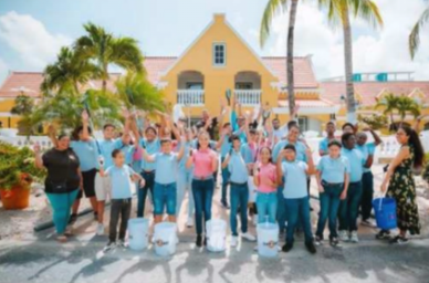 Aruba students participating in Amsterdam Manor’s youth beach clean-up program