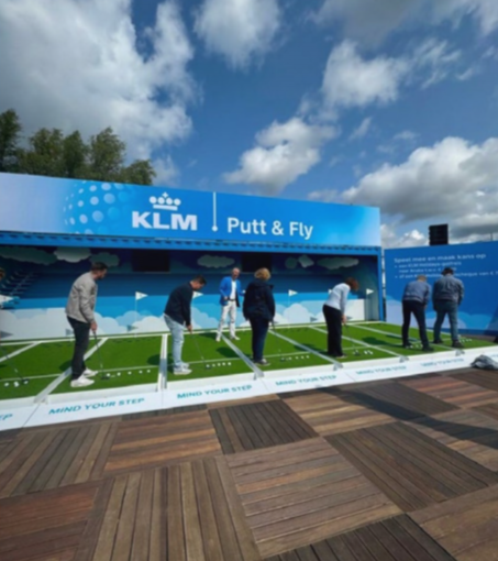 Aruba-sponsored booth at KLM Golf Experience featuring interactive Put & Fly challenge