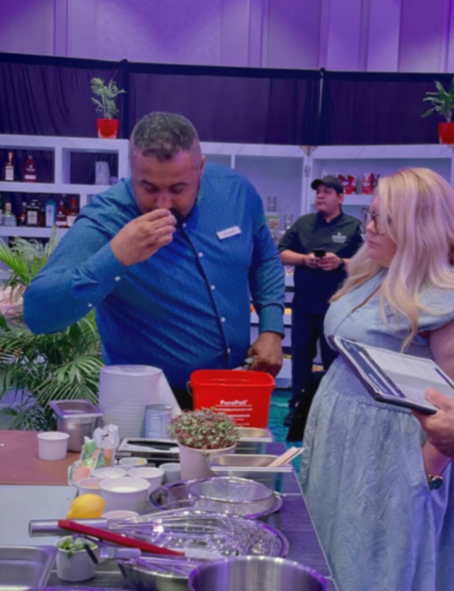 Paul Gielen of Wind Creek Aruba presenting donation to Stichting Hunto