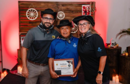 Employees celebrating 10-year milestones at De Palm Tours event