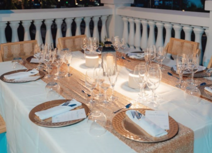 Media enjoys beach breakfast near Fofoti trees in Aruba