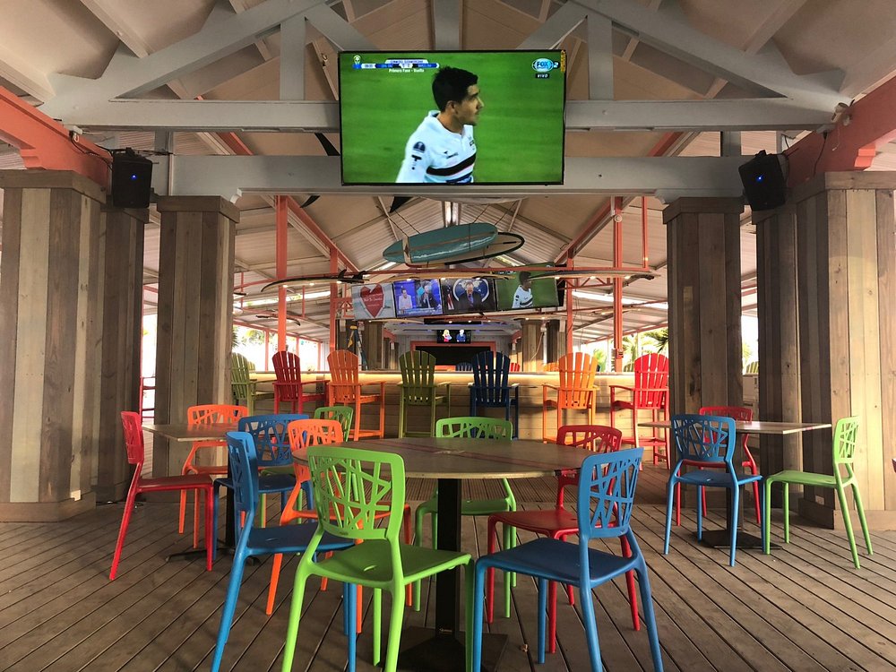 Lucys Retired Surfers Bar & Restaurant interior