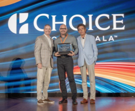 Radisson Blu Aruba General Manager Luigi Wix receives Choice Hotels award
