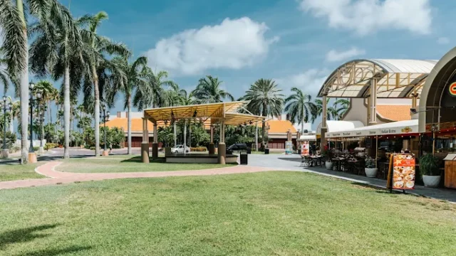 Restaurants and Nightlife at Renaissance Marketplace