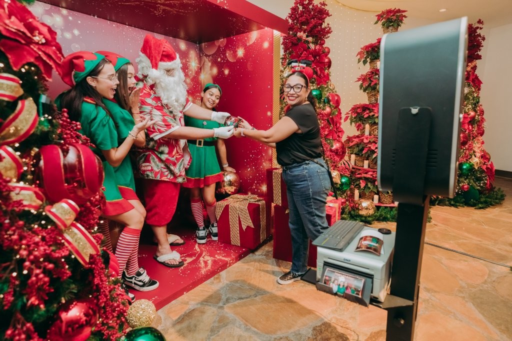 Guests enjoy a festive photo moment with Santa at Hilton Aruba Holiday Markets