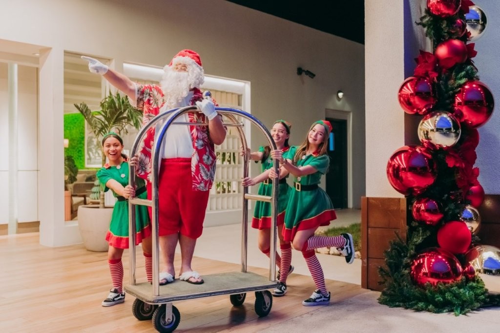 Santa and elves welcome guests during Hilton Aruba Holiday Markets festivities