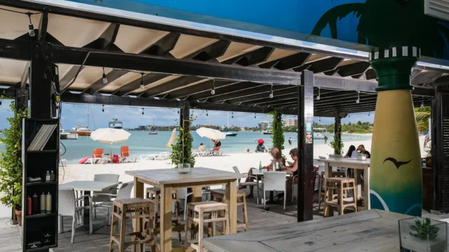 Surfside Beach Bar Aruba – Beachfront Dining & Cocktails