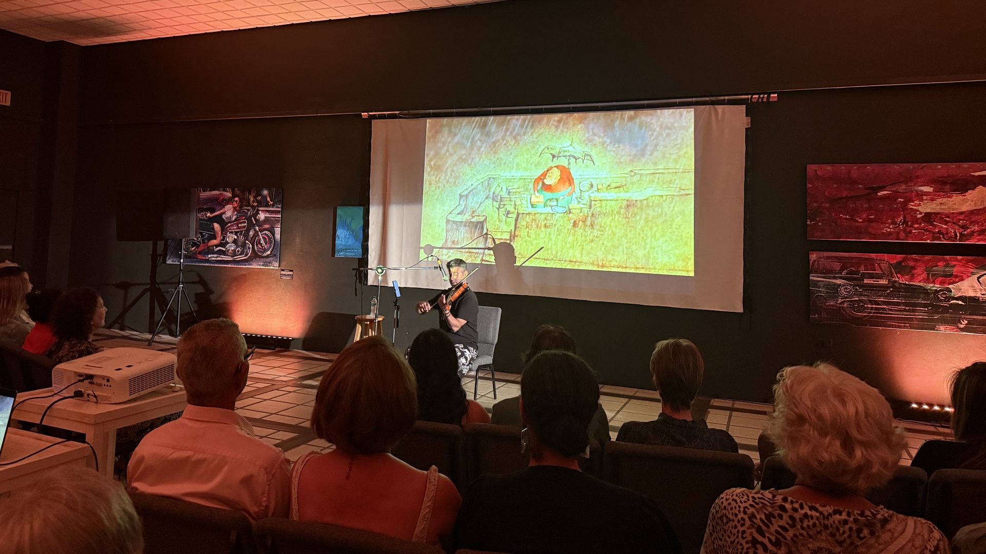 Vic Renaudéau playing violin on stage during intimate concert at Cas di Cultura Aruba