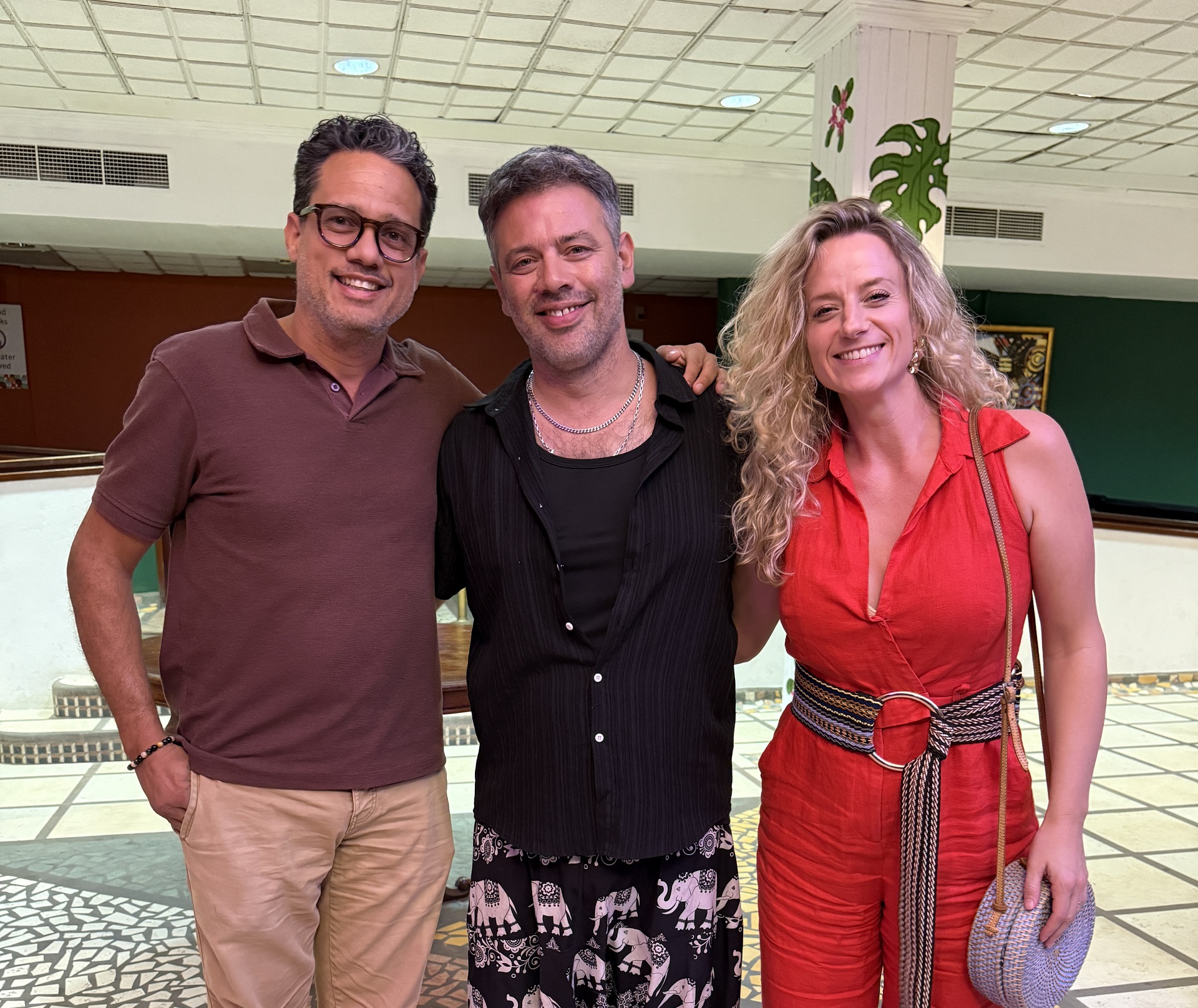 Vic Renaudéau posing with attendees after his live performance