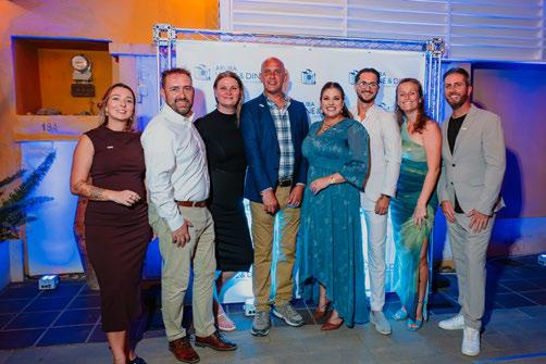 Government representatives presenting Leermeester diplomas in Aruba