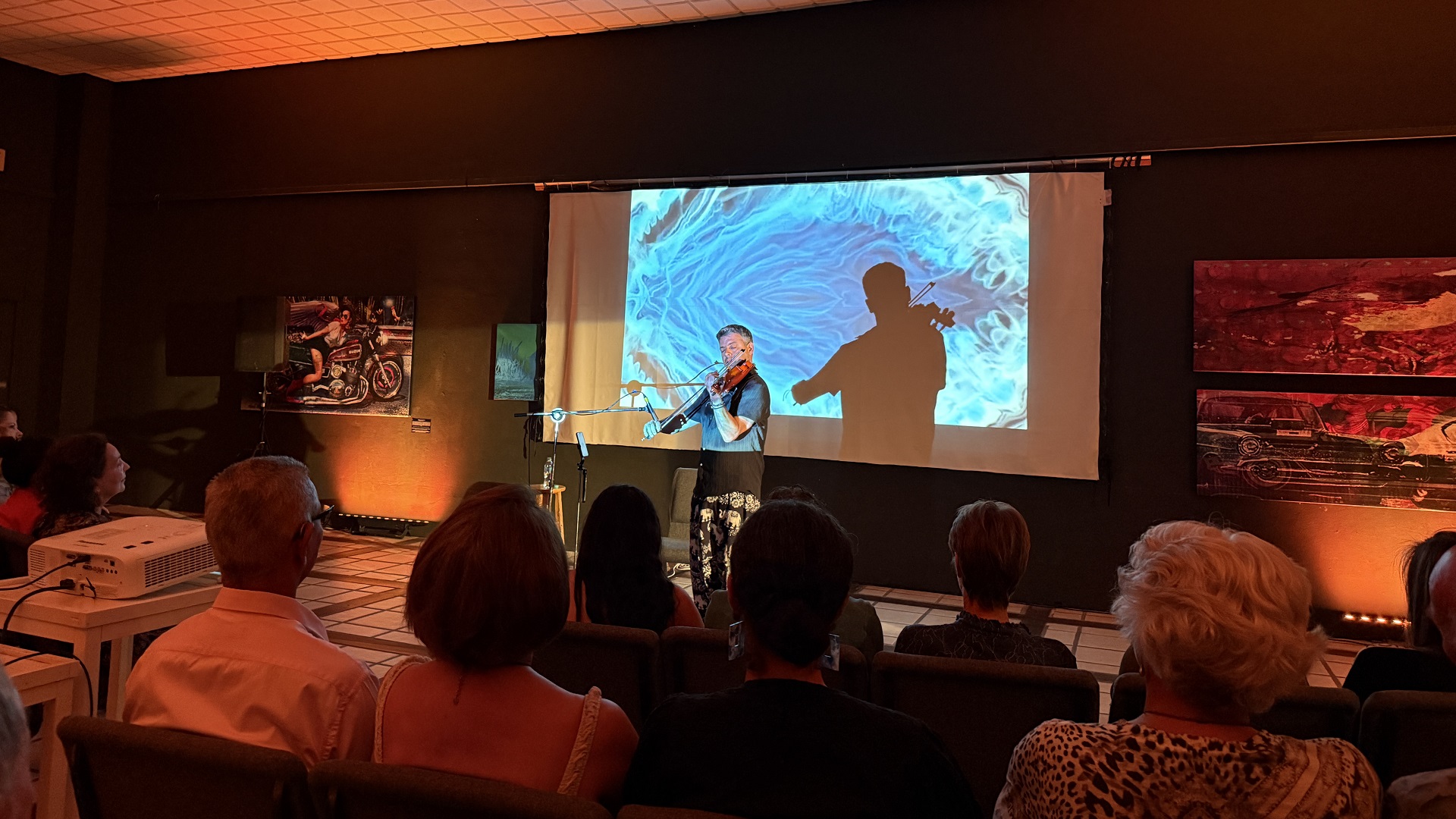 Wide view of audience watching Vic Renaudéau live performance at Cas di Cultura Aruba