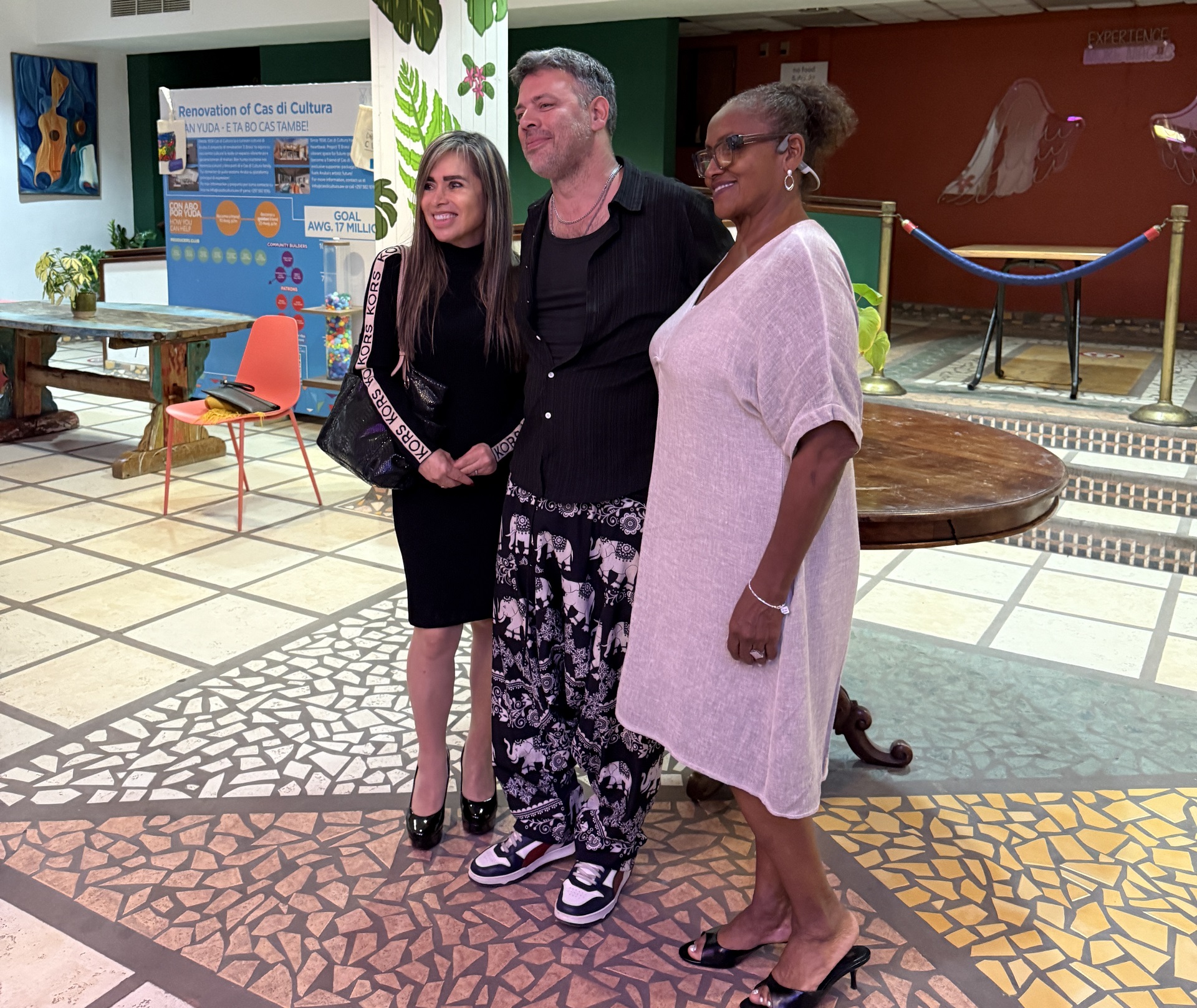 Vic Renaudéau posing with local guests inside Cas di Cultura Aruba after performance